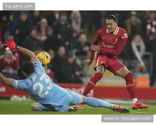 利物浦努涅斯背身做球后劲射破门
